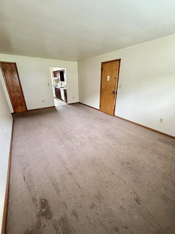 320 E Chestnut St — Photo 3
