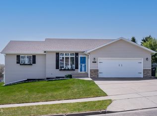 907 Breton Dr, Bismarck, ND 58503