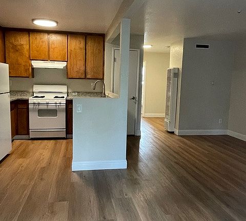 5th image of 1814 N Dutton Ave #17