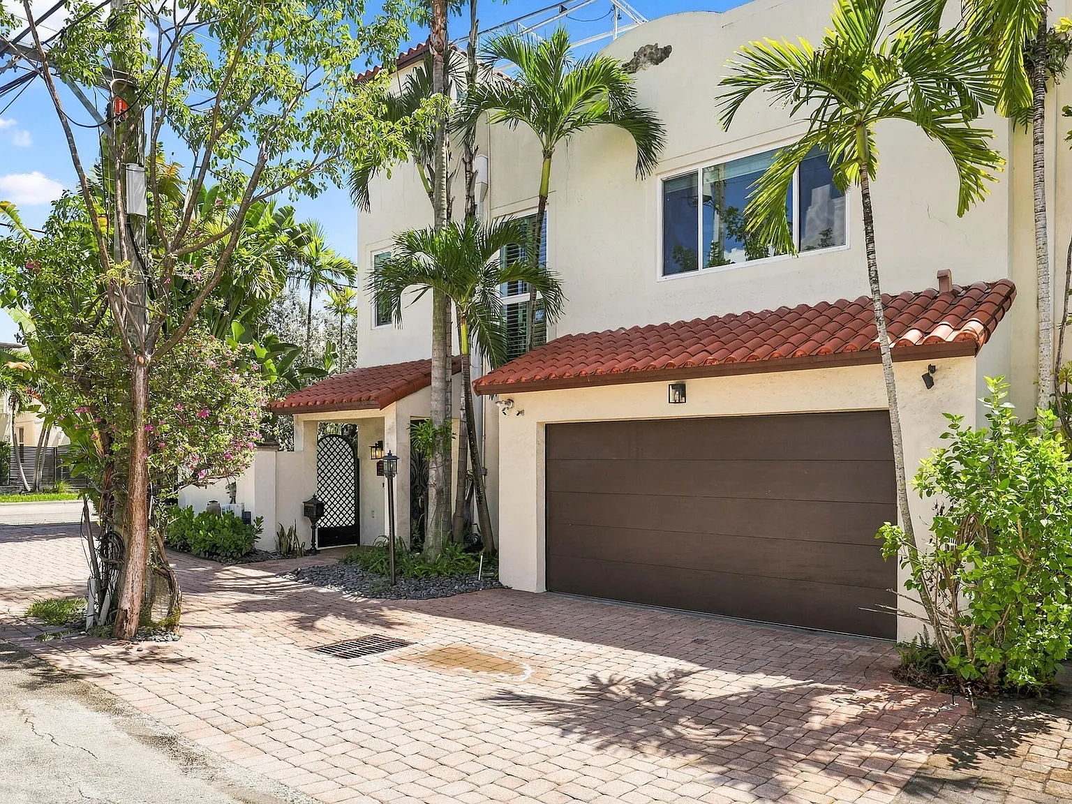 3 bed, 2.5 bath, 2200 sqft, $8,000 — Photo 2