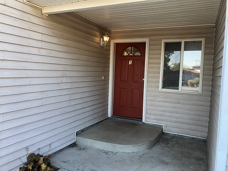 1503 NW Leland Dr #1 — Photo 2