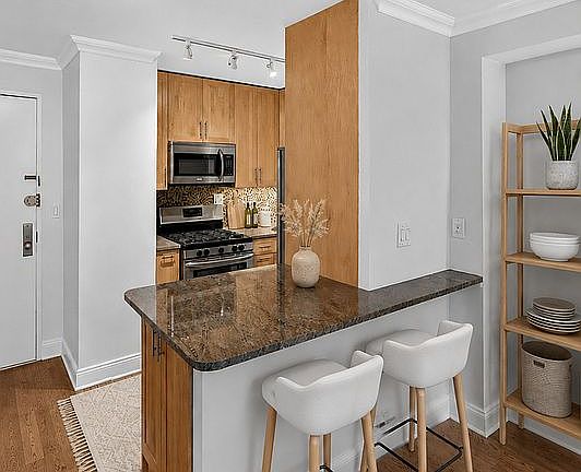 3rd image of 200 E 24th St APT 910