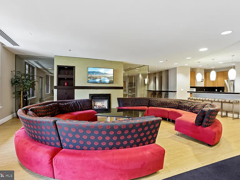 444 W Broad St #619 — Photo 17