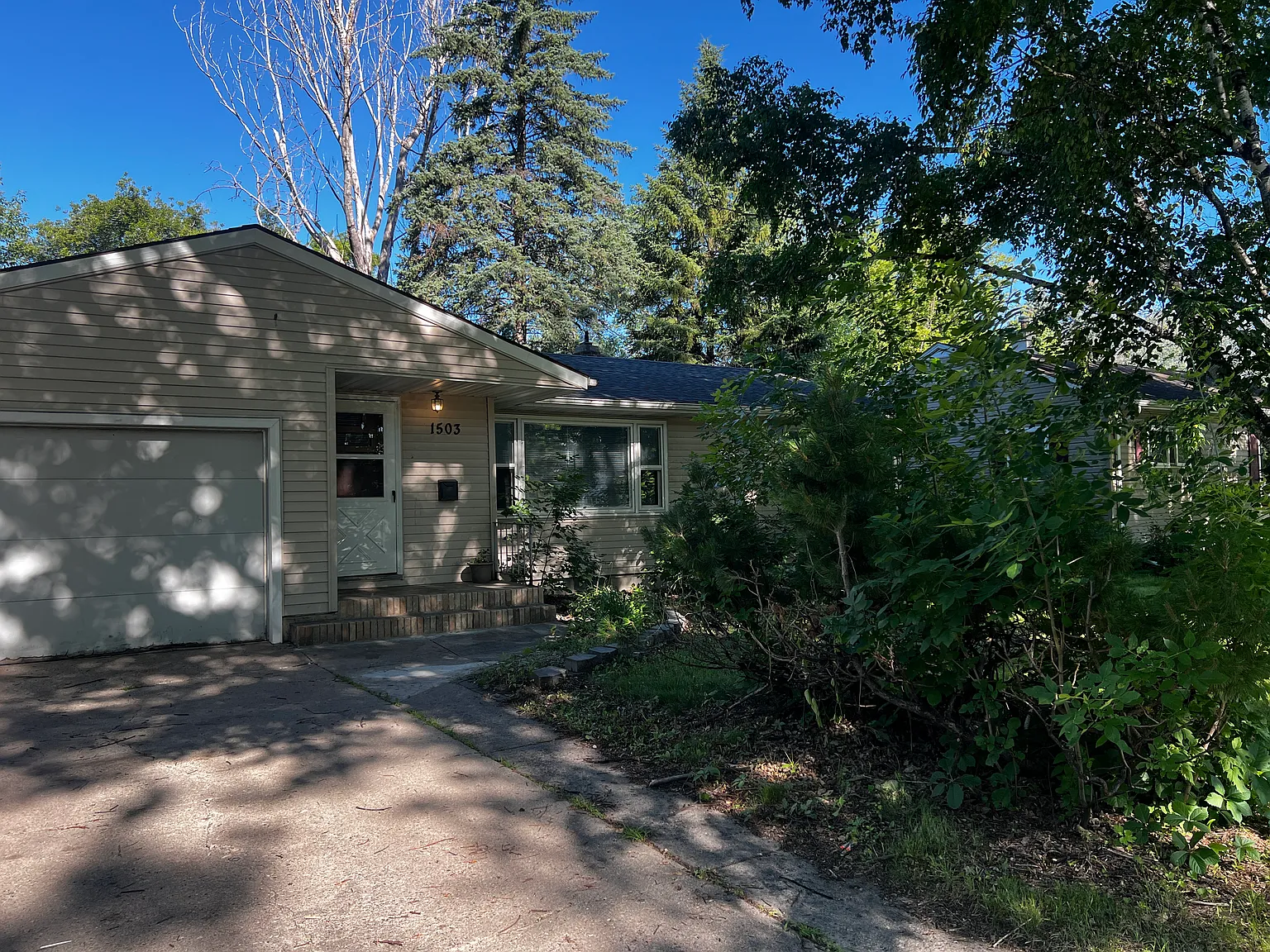 4 Bed / 1 Bath house near Concordia & MSUM! Available NOW! — Photo 3