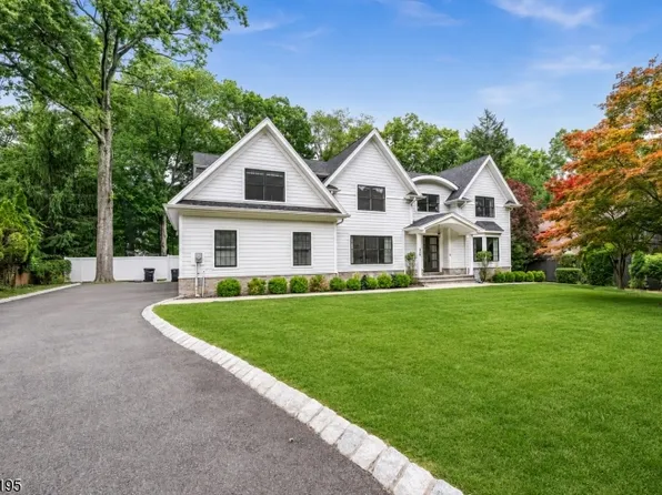 526 Track Ln, River Vale, NJ 07675