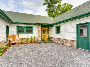 106 Peninsula Rd, Medicine Lake, MN 55441