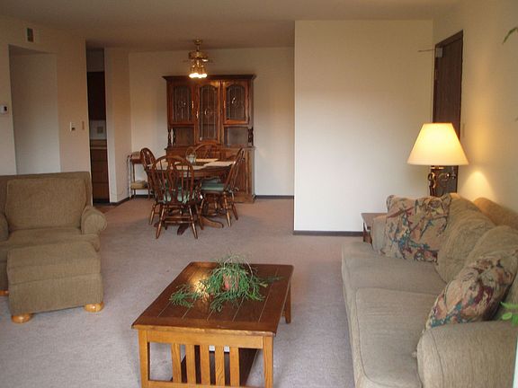 LOVELY LIV/DIN RM W/BALCONY  
