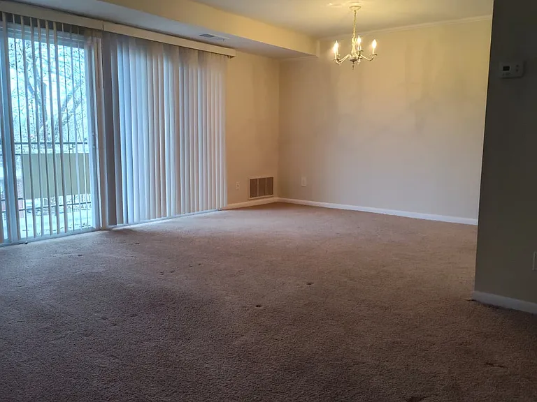 Windsor House Apartments — Photo 33