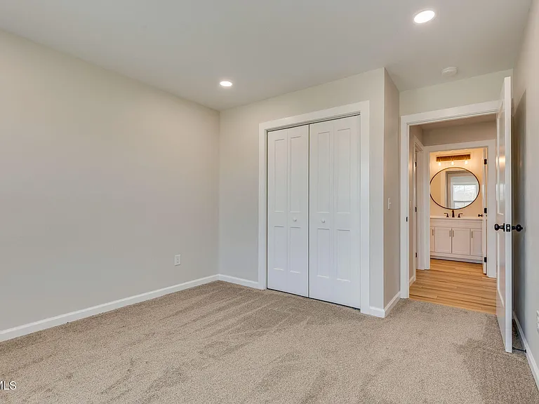 300 Robin Hood Ln — Photo 24