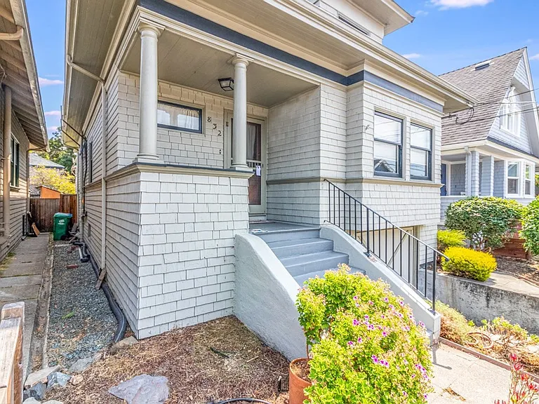 832 Oak St — Photo 1