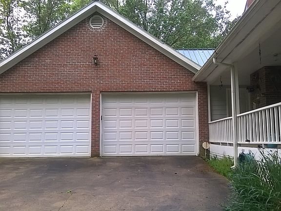 Attached 2-1/2 car garage