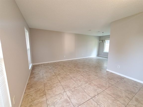 5th image of 3323 Green Fields Dr
