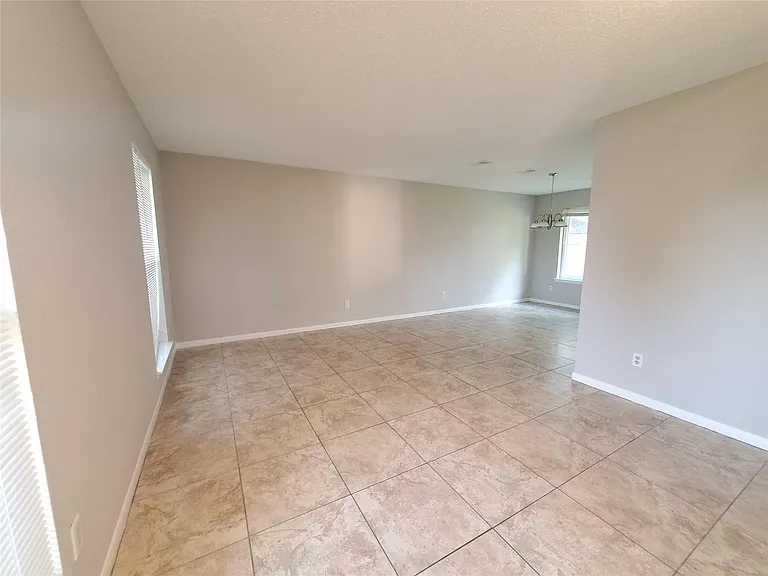 3323 Green Fields Dr — Photo 5