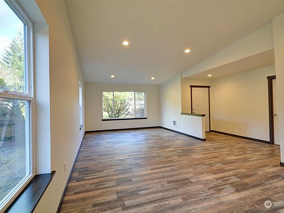 2nd image of 10826 107th Avenue NE