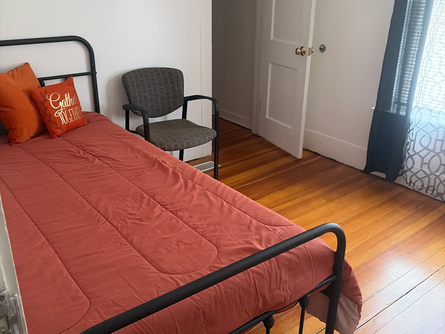 6 bed, 3000 sqft, $600 — Photo 1
