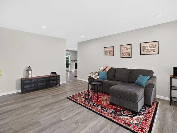 5th image of 6 Clover Ct