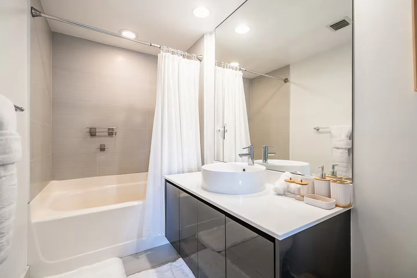 2 bed, 842 sqft, $4,900 — Photo 4