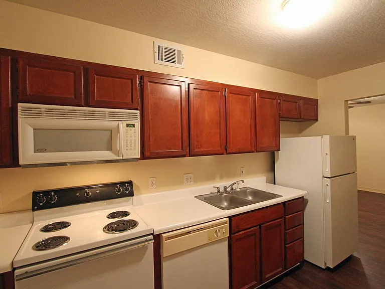 211 Chevy Chase Dr — Photo 10