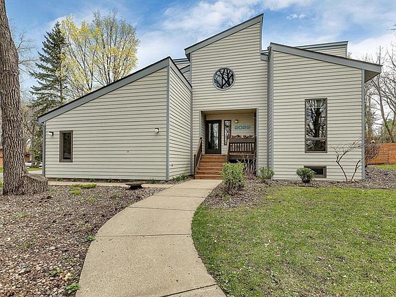 2nd image of 2022 Hillcrest Dr