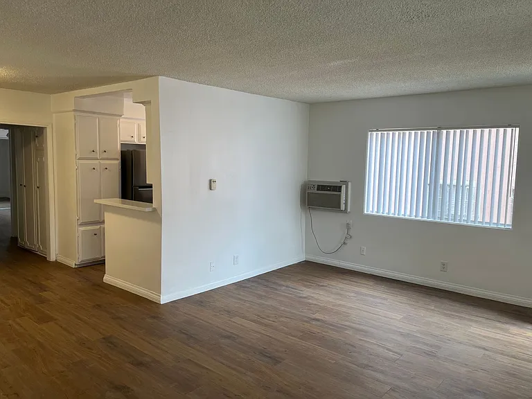 109 - 1246 N Hayworth — Photo 7