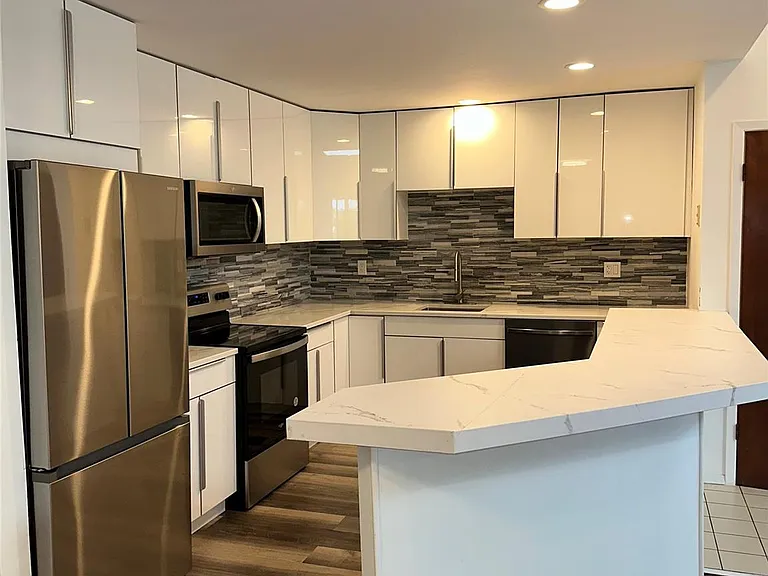 83 Manorhaven Blvd #83 — Photo 2