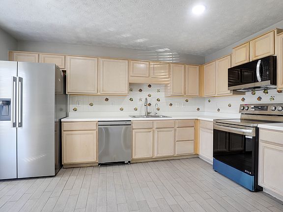 3rd image of 3727 Regency Park Dr