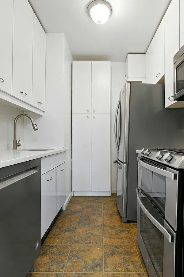255 East 49th Street — Photo 2