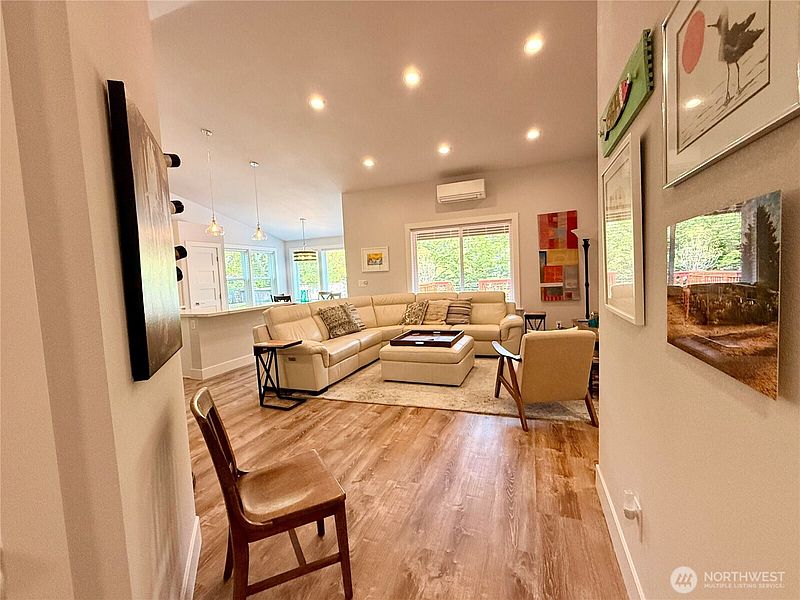 4th image of 454 Sextans Avenue SW