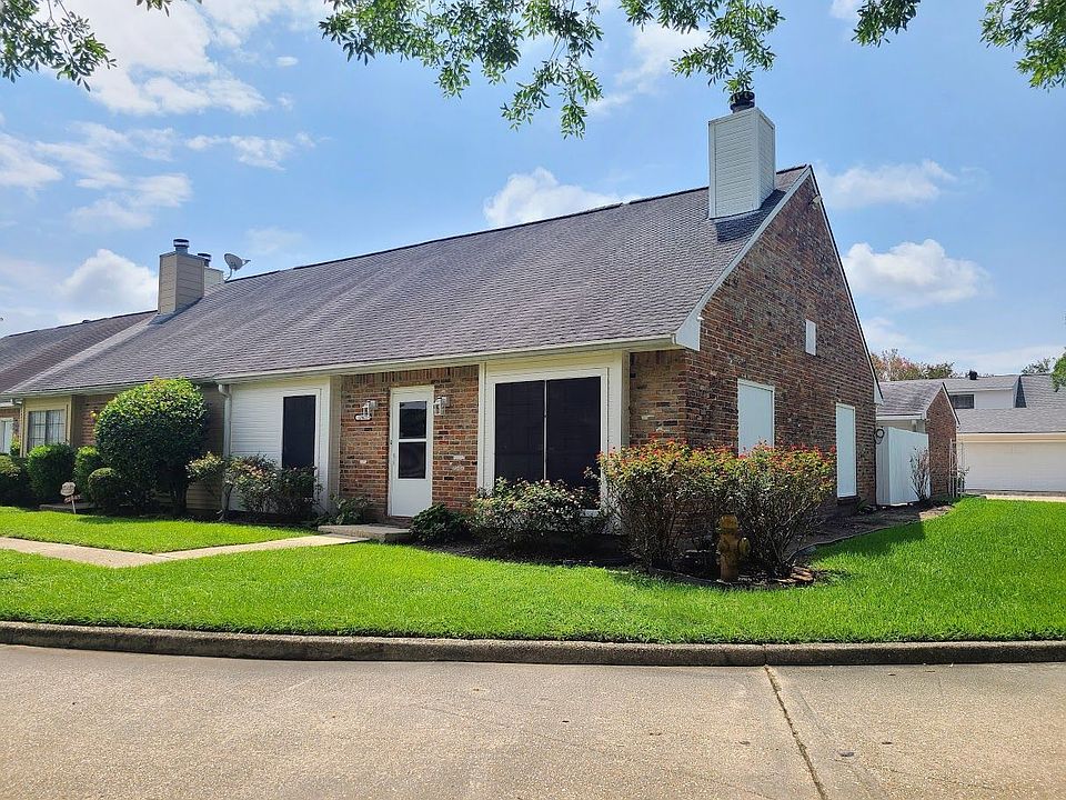 End unit with beautiful landscaping