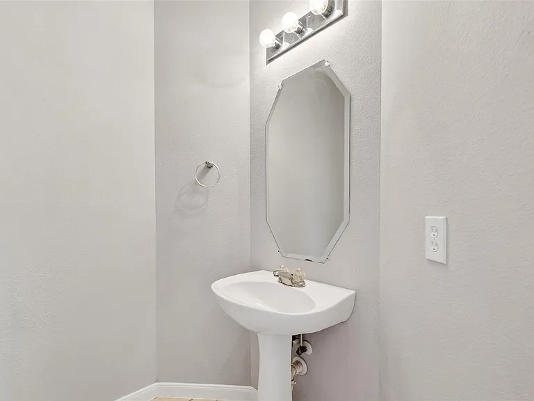 16119 Gavin Ln — Photo 21