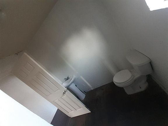 5th image of 404 Norman Ave