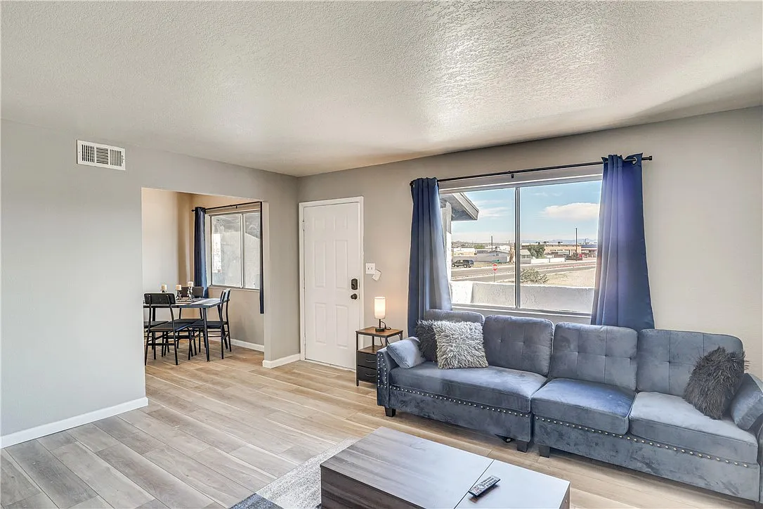 2 bed, 1.0 bath, 775 sqft, $975 — Photo 3