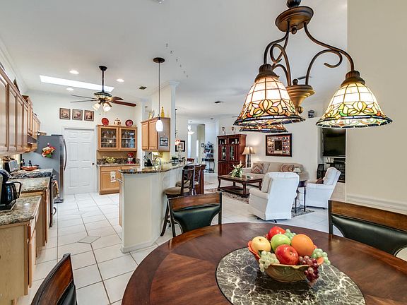 5th image of 912 Suntree Woods Dr
