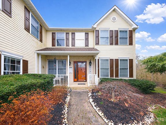 3rd image of 8 Clearbrook Ct