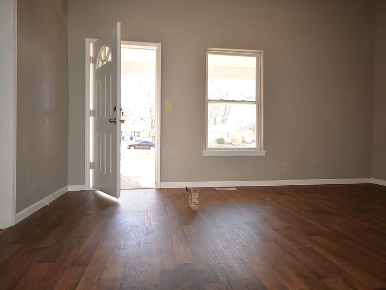 1211 N Rogers Ave — Photo 3