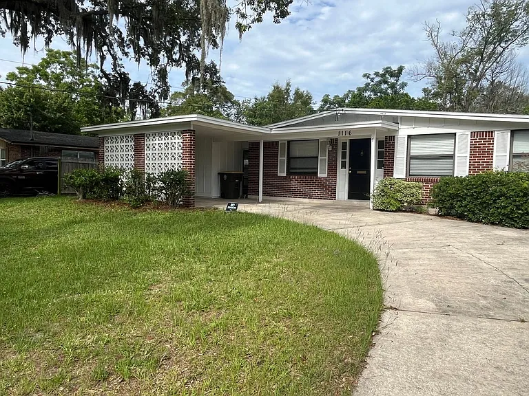 1116 Palisades Dr — Photo 2