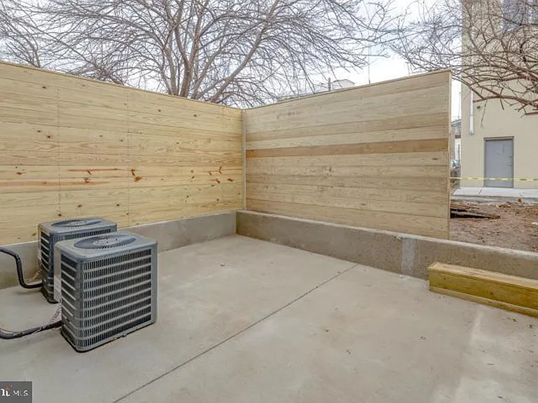 133 E Allen St — Photo 3