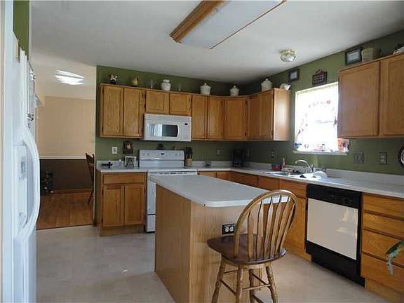 Kitchen W/ Center Island and Full Appliance Package