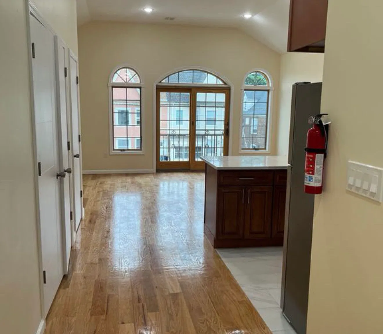 3 bed, 1200 sqft, $3,000 — Photo 2