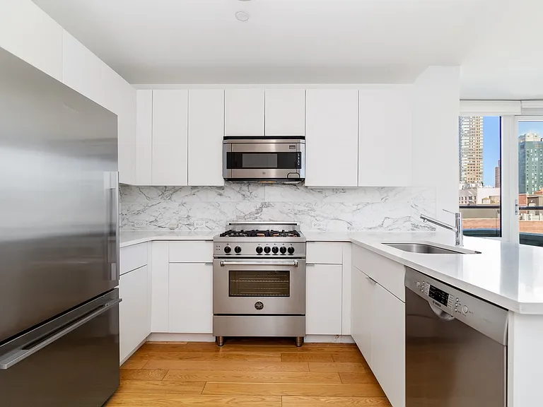 515 9th Ave #12F — Photo 4