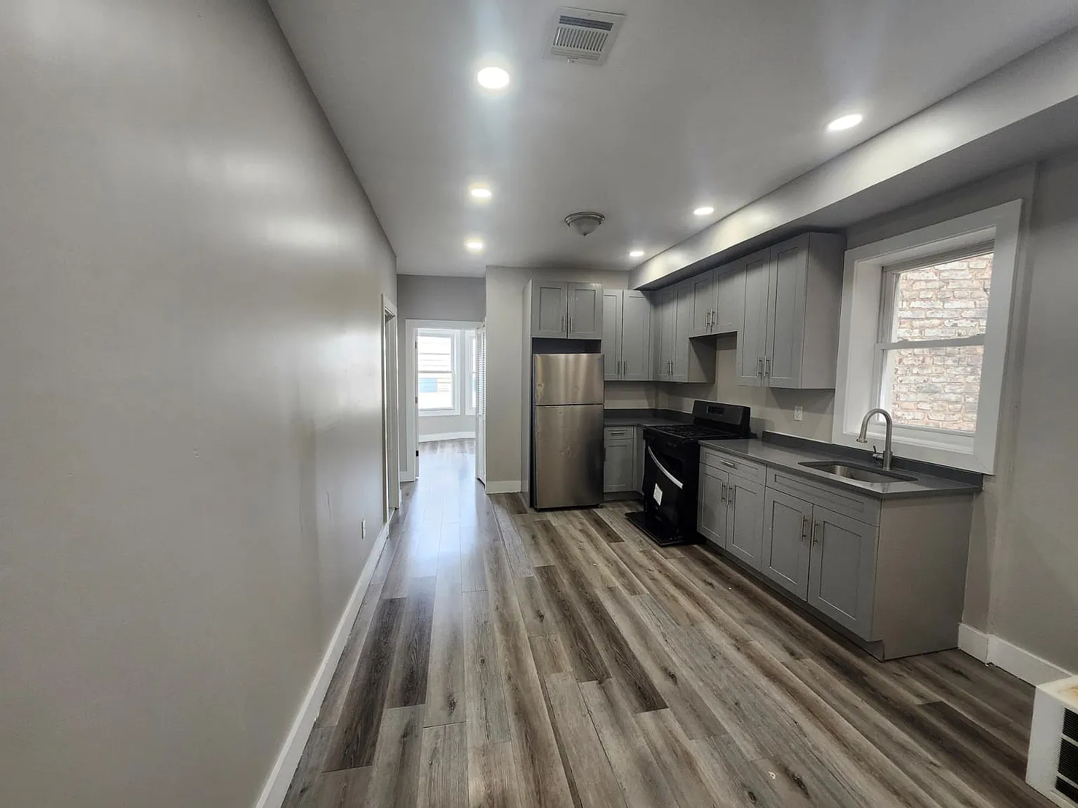 186 Hawthorne Ave — Photo 2