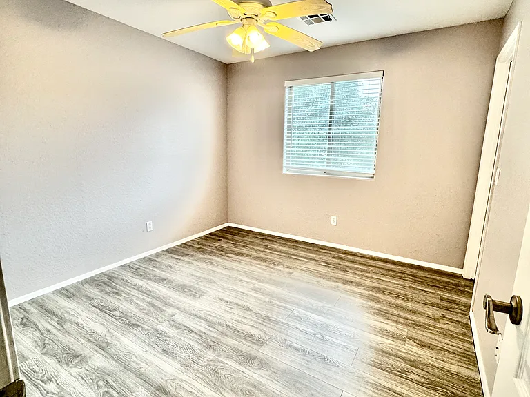 10502 W Edgemont Dr — Photo 15