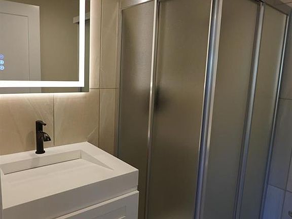 5th image of 5650 San Vincente Way #B