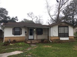 323 E Bernard St, Clute, TX 77531