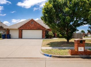 566 W Hunters Court Way, Mustang, OK 73064