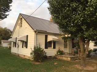 102 Mulberry St, Cisne, IL 62823