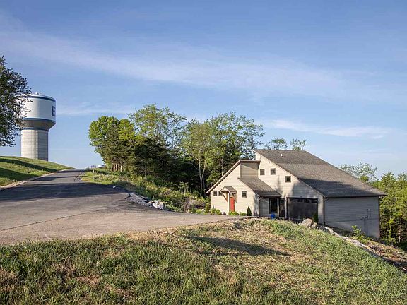 4th image of 1303 Hillcrest Dr