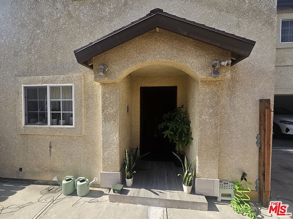1st image of 4922 W 104th St