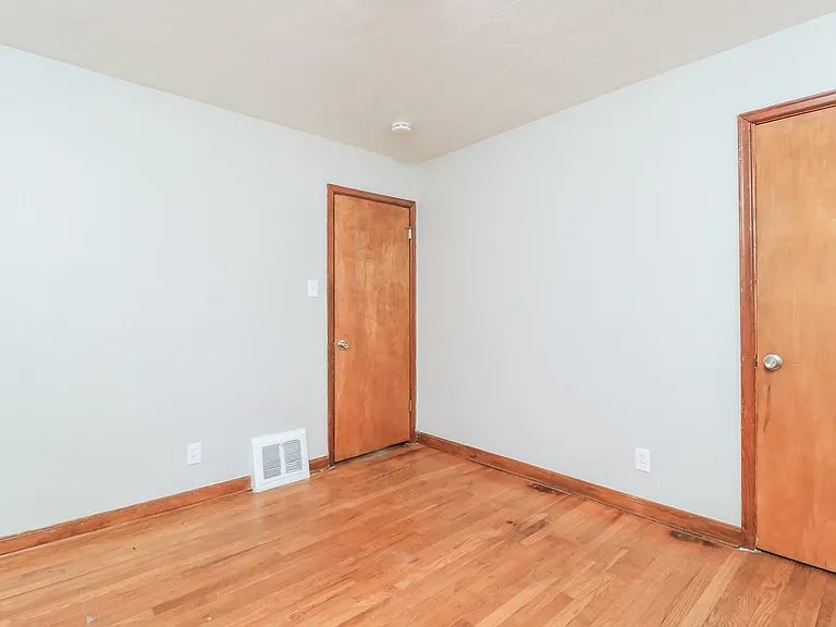 1471560_023_main_bedroom_12892553.jpg