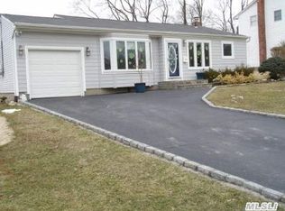 30 Roxbury Dr, Commack, NY 11725